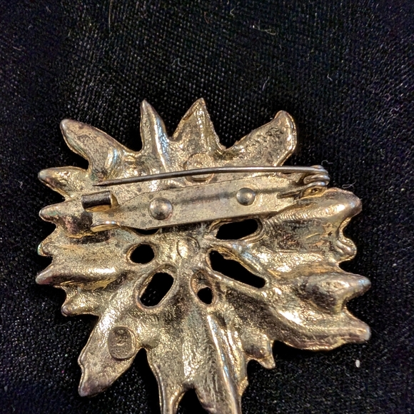 Vintage enamel Christmas poinsettia broach CT - Picture 3 of 5